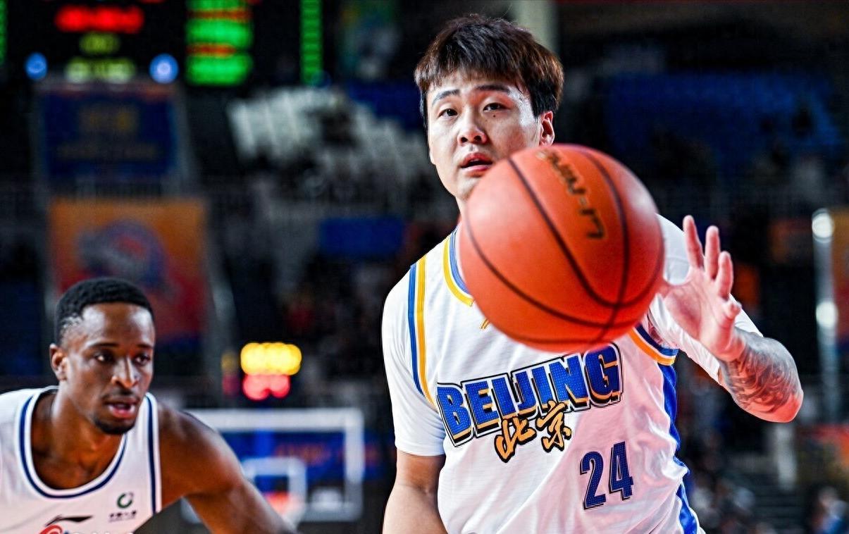 开云APP-幸亏放弃赵睿！上海队二选一成功，辽篮三冠前锋太香，成全王哲林